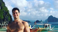Saat di Filipina dia juga berkunjung ke Palawan, pulau tercantik di dunia yang berada di Filipina. (dr.evanantin/Instagram)