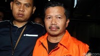 Rosidin menjadi salah satu tersangka kasus korupsi di Dinas Pendidikan dan Kebudayaan Kabupaten Cianjur.