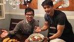 Begini Gaya Si Ganteng Harry Shum Jr Saat Masak hingga Makan Seafood