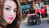 Berlibur ke Singapura, Barbie Kumalasari menyempatkan diri untuk makan es kacang merah yang dingin, manis, dan segar. Foto: Instagram @barbiekumalasari