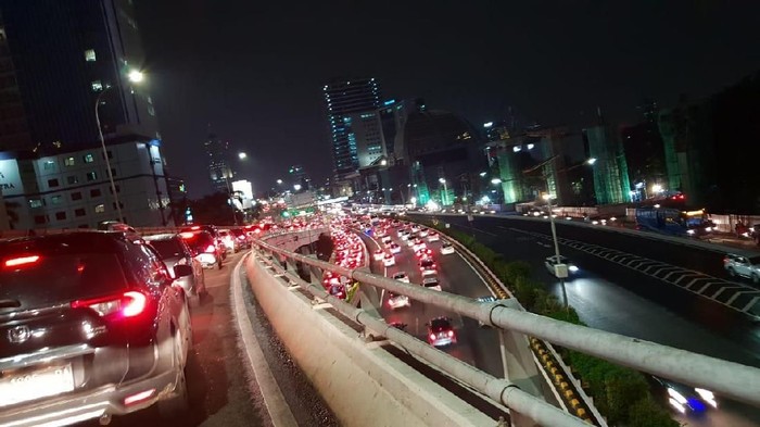 Tol Dalam Kota Arah Bekasi Macet Parah