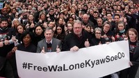 Sejumlah jurnalis dan staf kantor berita Reuters di kota New York turut menggelar aksi solidaritas untuk membebaskan Wa Lone dan Kyaw Soe Oo yang telah setahun ditahan oleh pemerintah Myanmar. Carlo Allegri/Reuters.