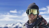 Dia juga main snowboard di Colorado. (dr.evanantin/Instagram)