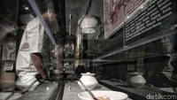 Sejumlah artefak asli yang menyimpan sejarah kepelabuhan Indonesia sejak zaman penjajahan juga dipamerkan di sana.