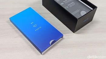 Varian warna yang tersedia Cosmic Titanium dan Midnight Blue. Foto: Adi Fida Rahman/detikINET