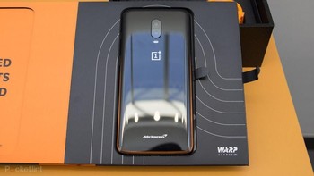 Di edisi khusus ini, OnePlus mendongkrak kapasitas RAM-nya. Dari sebelumnya 8 GB, OnePlus 6T McLaren Edition dibekali RAM 10 GB. Dapur pacunya sendiri masih Snapdragon 845. Foto: Pocket Lint