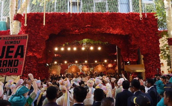 Bagian depan gedung Antilia, kediaman keluarga Ambani yang berlantai 27 dihiasi mawar merah dan melati putih. Menambah kesan megah di pernikahan yang disebut-sebut termahal sepanjang masa itu. Foto: AFP