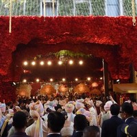 Bagian depan gedung Antilia, kediaman keluarga Ambani yang berlantai 27 dihiasi mawar merah dan melati putih. Menambah kesan megah di pernikahan yang disebut-sebut termahal sepanjang masa itu. Foto: AFP