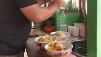 Umumnya penjual soto mie memakai gerobak dan mangkal di temoat ramai. Semuanya diracik saat dipesan dan disajikan panas. Foto: Instagram @ardianbs