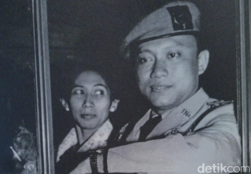 Sarwo Edhie Wibowo dan istri