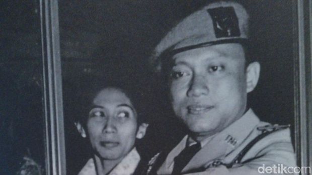 Sarwo Edhie Wibowo dan istri