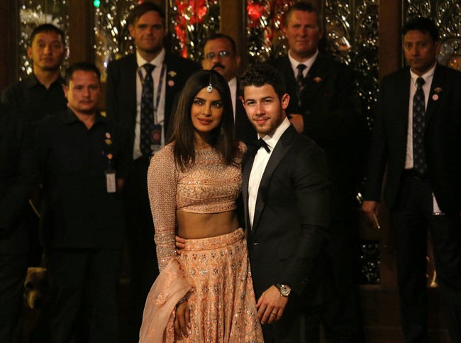 Pasangan pengantin baru Priyanka Chopra dan Nick Jonas terlihat di antara para pesohor yang datang. Priyanka tampil cantik berbalut blouse dan rok bertabur kristal. Foto: REUTERS/Francis Mascarenhas