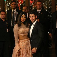 Pasangan pengantin baru Priyanka Chopra dan Nick Jonas terlihat di antara para pesohor yang datang. Priyanka tampil cantik berbalut blouse dan rok bertabur kristal. Foto: REUTERS/Francis Mascarenhas
