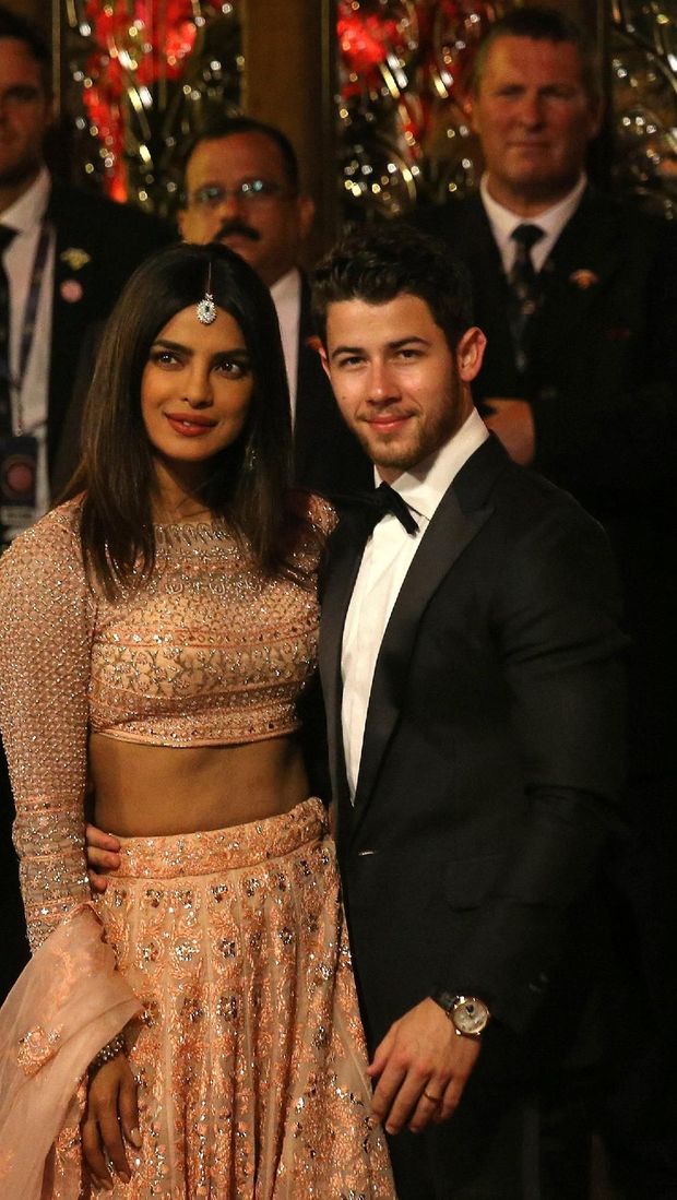 Priyanka Chopra dan Nick Jonas di pernikahan Isha Ambani.