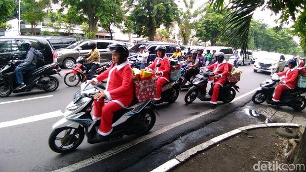 Santa Claus Bagi-Bagi Kado di Surabaya, Mau Dong!