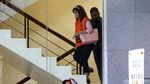 Matching Banget! Tahanan KPK Ini Serba Pink Saat Diperiksa