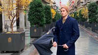 Gayanya saat menikmati hujan di Spanyol. (dr.evanantin/Instagram)