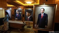 Beberapa potret Jokowi terlihat necis mengenakan setelan jas hitam dipadu dengan dari berwarna merah.