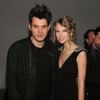 John Mayer (November 2009 – Februari 2010)Taylor menjalin hubungan singkat dengan John Mayer, yang kala itu berusia 31 tahun, sementara Swift baru berusia 19 tahun. Hubungan ini berakhir pahit, tercermin lewat lagu Dear John. “Dear John, menurutmu tidakkah sembilan belas tahun terlalu muda untuk dimainkan dalam permainan gelapmu?,” begitu potongan liriknya. Foto: Dimitrios Kambouris/Getty Images for VEVO