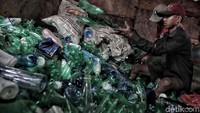 Sejumlah pengepul memilih sampah plastik di kawasan Warakas, Jakarta Utara, Rabu (12/12).