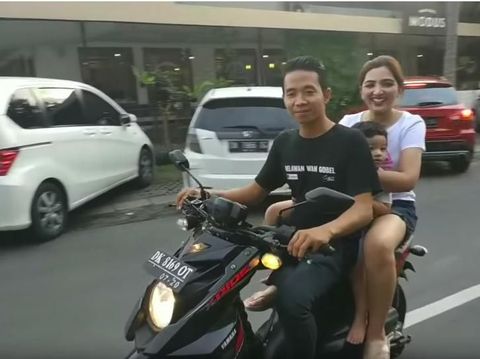 Bahaya Lho! Pertama Naik Motor di Bali, Ashanty Kok Nggak Pakai Helm?