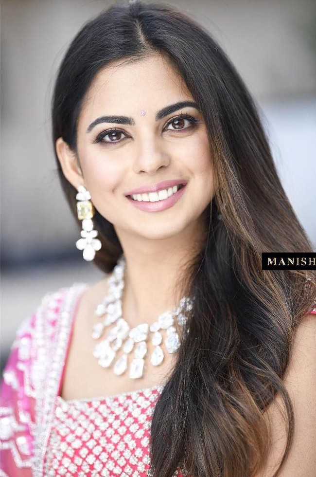 Perayaan sebelum pernikahan dilakukan Isha Ambani dan Anand Piramal pada hari Sabtu dan Minggu di Udaipur, India. Isha tampil cantik di hari itu berbalut lehenga berwarna pink cerah dari desainer Manish Malhotra. Foto: Dok. Instagram/Manish Malhotra World