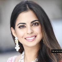 Perayaan sebelum pernikahan dilakukan Isha Ambani dan Anand Piramal pada hari Sabtu dan Minggu di Udaipur, India. Isha tampil cantik di hari itu berbalut lehenga berwarna pink cerah dari desainer Manish Malhotra. Foto: Dok. Instagram/Manish Malhotra World