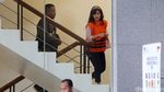 Matching Banget! Tahanan KPK Ini Serba Pink Saat Diperiksa