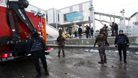 Pihak kepolisian dan otoritas setempat bersiaga untuk melakukan evakuasi korban, juga melakukan penyelidikan atas kecelakaan tersebut.