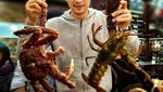 Begini Gaya Si Ganteng Harry Shum Jr Saat Masak hingga Makan Seafood
