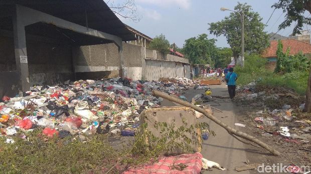 Sampah Menumpuk, Warga Karawang Blokir Jalan Oto Iskandardinata