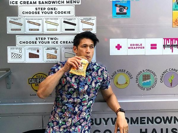 Begini Gaya Si Ganteng Harry Shum Jr Saat Masak hingga Makan Seafood