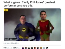 Jones dinilai menjadi penampil terbaik. Foto Batman dan Robin, yang diperankan Chrs Smalling ini merupakan buktinya. (Foto: Internet/Twitter)