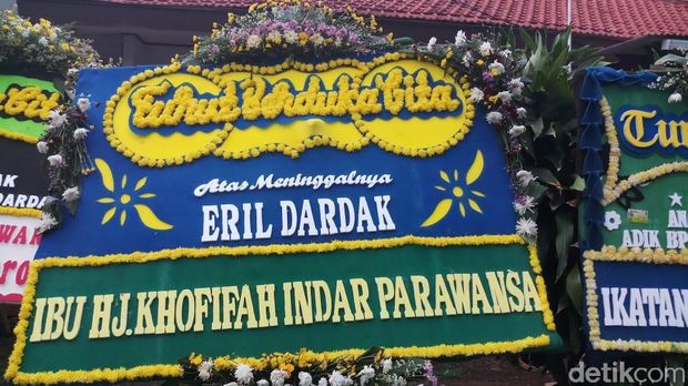 Karangan bunga di rumah duka Eril Dardak