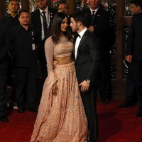 Pasangan yang baru pulang dari bulan madu di Oman ini curi-curi kesempatan memamerkan kemesraan mereka di hadapan para fotografer. Foto: REUTERS/Francis Mascarenhas