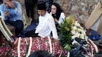 Arumi pun mengunggah foto dan caption menyentuh di instagram untuk sosok Eril yang dianggap adiknya itu.