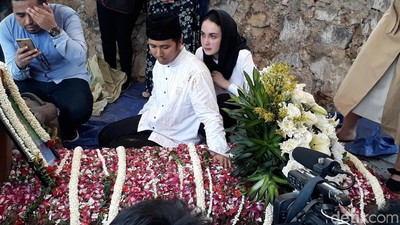 Tangis Arumi Bachsin Lepas Adik Iparnya