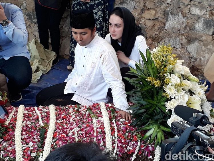 Tangis Arumi Bachsin Lepas Adik Iparnya