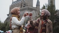 Bersama dengan sahabatnya Mega Iskanti, Uwik juga mencicip butterbeer saat mampir ke Disneyland Tokyo. Foto: Instagram @dwihandaanda