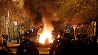 Sejumlah pihak kepolisian tampak bersiaga di tengah demo yang berlangsung di depan gedung Parlemen Hungaria.