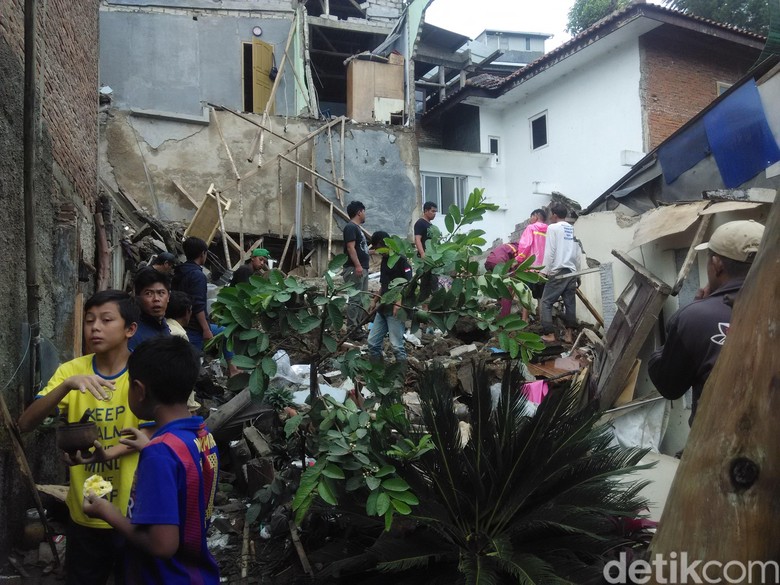 Hujan Badai di Bandung Barat, 2 Rumah Ambruk Hujan Badai di Bandung Barat, 2 Rumah Ambruk