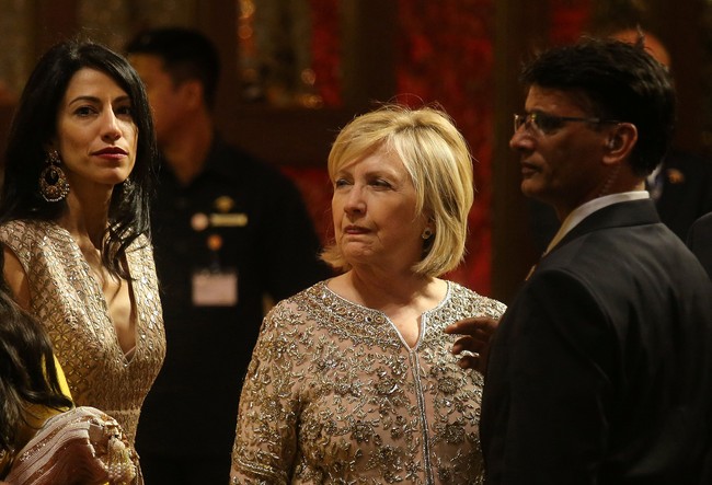 Hillary Clinton memilih busana bernuansa nude penuh payet dan bordir. Untuk riasan dan tatanan, rambut, mantan Ibu Negara AS ini memilih gaya yang lebih simpel. Foto: REUTERS/Francis Mascarenhas