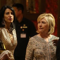 Hillary Clinton memilih busana bernuansa nude penuh payet dan bordir. Untuk riasan dan tatanan, rambut, mantan Ibu Negara AS ini memilih gaya yang lebih simpel. Foto: REUTERS/Francis Mascarenhas