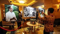 Pengunjung saat menikmati deretan foto Presiden Jokowi bersama keluarga yang dipamerkan. 