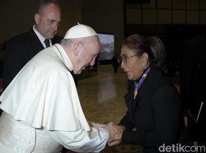 Momen Langka! Susi Bertemu Paus di Vatikan