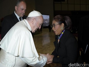 Momen Langka! Susi Bertemu Paus di Vatikan