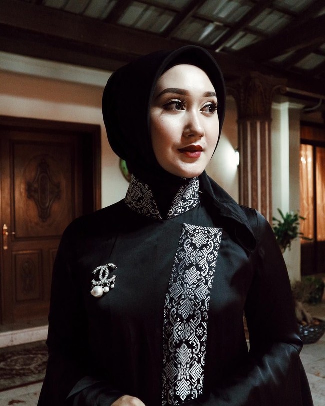 Olahraga yang dipilih adalah cardio, seperti jogging, skipping, hingga bersepeda. Menurut Dian, olahraga cardio cukup cepat turunkan berat badan. Foto: Instagram/DianPelangi