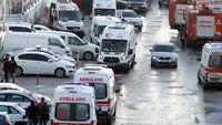 Sejumlah ambulans telah tiba di lokasi untuk membantu proses evakuasi para korban kecelakaan kereta cepat tersebut.