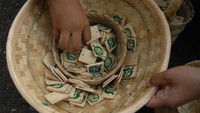 Yang lebih unik dan menarik yaitu transaksi di pasar tersebut menggunakan mata uang Benggol (koin terbuat dari kayu) yang setiap kepingnya bernilai Rp 2000. Antara Foto/Anis Efizudin.