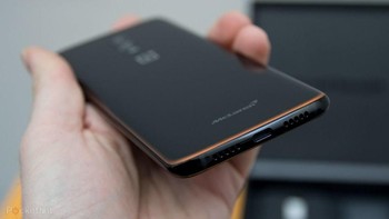 OnePlus turut memperkenalkan Warp Charge, suksesor pengisian cepat Dash Charge yang telah lama hadir di ponsel OnePlus sebelumnya. Warp Charge menjanjikan dapat mengisi 50% baterai dalam tempo 25 menit. Tapi wajib menggunakan charger yang disertakan dalam paket penjualan.Foto: Pocket Lint